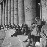 Old Italian Women Knitting While They Socialize in the Colonade of St. Peter's Square, Vatican City Fotografie-Druck von Margaret Bourke-White