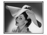 Woman Wears a Felt Hat with a Large Floppy Brim Estampe