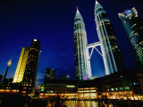 Petronas Towers in Night City Skyline, Kuala Lumpur, Wilayah Persekutuan, Malaysia Fotografie-Druck von Alain Evrard