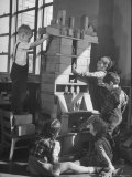 Children Building an Apartment House with Blocks Photographie par Nina Leen