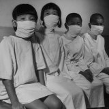 Victims of a Bomb in Hiroshima Waiting to Be Examined par A.B.C.C Photographie par Carl Mydans