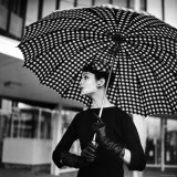 Checked Parasol, New Trend in Women's Accessories, Used at Roosevelt Raceway Photographie par Nina Leen
