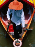 Helmsman Manoeuvres Sampan or Ferry on Sarawak River, Kuching, Sarawak, Malaysia Fotografie-Druck von Mark Daffey