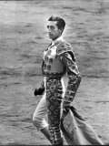 Bullfighter Manolete Accepting Applause of Crowd After Dispatching his Second Bull of the Afternoon Premium-Fotodruck von Tony Linck