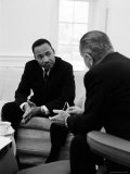 Civil Right Leader Dr. Martin Luther King Speaking with President Lyndon Johnson Premium-Fotodruck von Stan Wayman