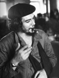 Cuban Rebel Ernesto "Che" Guevara, Left Arm in a Sling, Talking with Unseen Person Reproduction photographique sur papier de qualité par Joe Scherschel