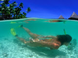 Woman Snorkelling in Shallow Tropical Water, French Polynesia Photographie par Michael Aw