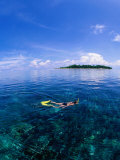 Woman Snorkelling Over Sangalaki Island Reef, East Kalimantan, Indonesia Photographie par Michael Aw