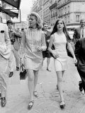 Lauren Bacall with Her Daughter in Paris, Walking on the Streets, July 1968 Photographie