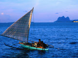 Outrigger Canoe in Bay of Semporna, Semporna, Sabah, Malaysia Fotografie-Druck von Mark Daffey