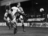Graham Rix Arsenal Player in Tackle with Hajuk Split 1978 Fotografie-Druck