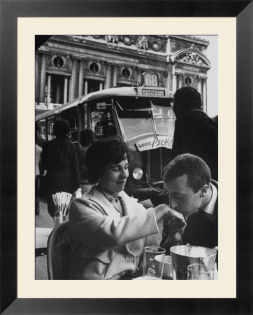 Man Kissing Woman's Hand at the Cafe de La Place de L'Opera Affiche encadrée