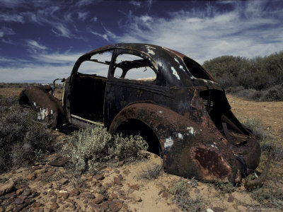 edwards-jason-burnt-out-antique-car-wreck-discarded-to-rust-away-in-the-desert-australia.jpg