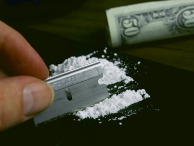 gipstein-todd-a-hand-dividing-up-a-pile-of-cocaine-with-a-razor-blade.jpg