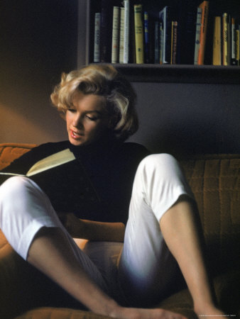http://cache2.allpostersimages.com/p/LRG/27/2758/QB4TD00Z/affiches/eisenstaedt-alfred-marilyn-monroe-reading-at-home.jpg