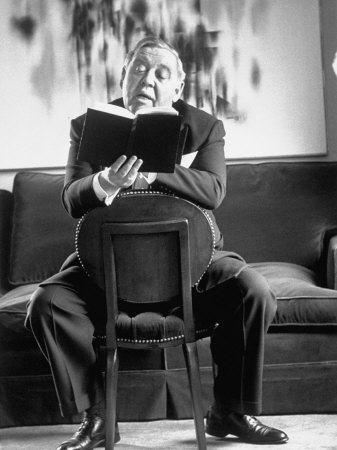 un attore che legge un libro