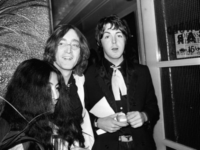 http://cache2.allpostersimages.com/p/LRG/28/2812/JWJOD00Z/posters/john-lennon-yoko-ono-and-paul-mccartney-attending-the-yellow-submarine-premiere-in-london-jul-1968.jpg