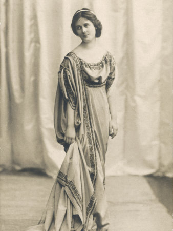 http://cache2.allpostersimages.com/p/LRG/29/2969/AM8QD00Z/posters/isadora-duncan-american-dancer-in-a-long-robe.jpg