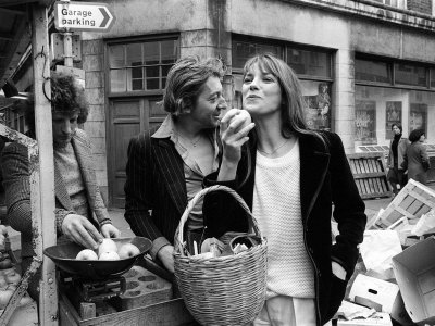 Jane Birkin and Serge Gainsbourg Arrived in London and Went Shopping in Berwick Street Market Impressão fotográfica