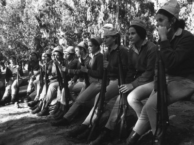 The Girls of the Israeli Army Listen to a Lecture During Their Basic Training Lámina fotográfica