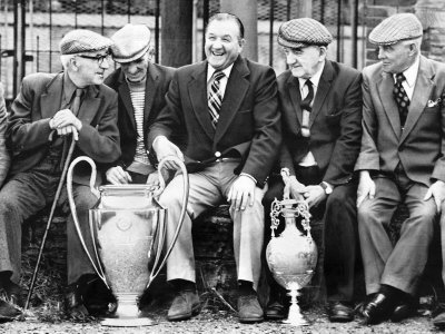 former-manager-of-liverpool-bob-paisley-with-european-cup-and-football-league-championship-trophy.jpg
