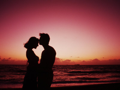 [Imagen: bachmann-bill-couple-enjoying-a-romantic...-beach.jpg]