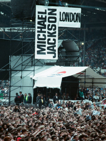 michael-jackson-performing-on-stage-at-wembley-during-the-bad-concert-tour-july-14-1997.jpg