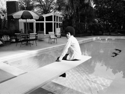 Michael Jackson at Home in Los Angeles by the Poolside, Sitting on Diving Board Fotografická reprodukce