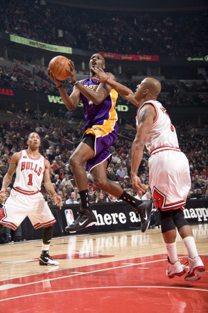 chicago bulls derrick rose dunk. derrick rose dunks on kobe.