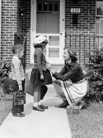 Mother Seeing Children Off To School Impressão fotográfica Mother Seeing Children Off To School Impressão fotográfica