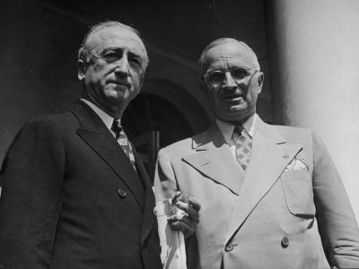 Byrnes, a la izda, con su marioneta, Truman, a la derecha