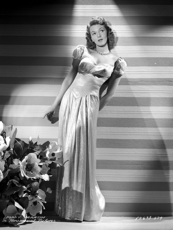 Mary Martin standing and Leaning Portrait Photo by  Movie Star News