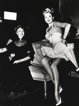 Lana Turner sitting in Couch Photo by  Movie Star News