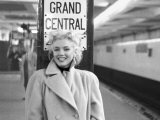 Marilyn in Grand Central Station Kunstdruck von Ed Feingersh