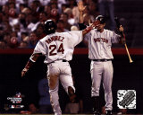 Manny Ramírez con Doug Mientkiewicz durante el 2º partido de la ALDS, 2004 ©Photofile Fotografía