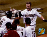 Jeff Kent tras batear el home run de la victoria en el 5º partido de la NLCS, 2004 ©Photofile Fotografía