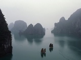 Junks in Ha Long Bay Fotografie-Druck von Catherine Karnow