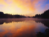 Mist over Lake at Dawn Fotografisk tryk af Mark Karrass Mist over Lake at Dawn Fotografisk tryk af Mark Karrass