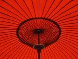 Underneath Red Paper Umbrella Lámina fotográfica