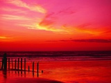 Die Brandung läuft bei Sonnenuntergang auf den Strand Fotografie-Druck von Mick Roessler