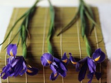 Purple Irises on a Bamboo Mat Lámina fotográfica por Colin Anderson
