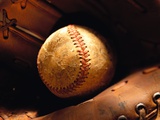 Vieille balle de baseball dans un gant Photographie par Danilo Calilung