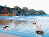 Toy Boats on Rocky Beach Lámina fotográfica por Colin Anderson