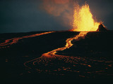 Mauna Ulu Erupting in the Kilauea Crater at Mauna Loa Lámina fotográfica por Robert Madden