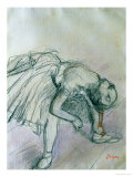 Dancer Fixing Her Slipper reproduction procédé giclée par Edgar Degas