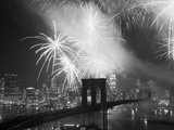 Fireworks over the Brooklyn Bridge Fotografisk trykk av Bettmann Fireworks over the Brooklyn Bridge Fotografisk trykk av Bettmann
