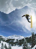 Snowboarder Performing Jump Fotografisk trykk av Doug Berry