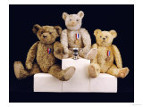 Three Farnell Teddy Bears on a Medal Winners Plinth Giclée-Druck von Farnell 