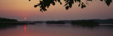 Sunrise Over a Lake, Kentucky, USA Lámina fotográfica por Panoramic Images Sunrise Over a Lake, Kentucky, USA Lámina fotográfica por Panoramic Images
