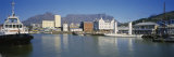 Boats Docked at a Harbor, Cape Town, South Africa Lámina fotográfica por Panoramic Images Boats Docked at a Harbor, Cape Town, South Africa Lámina fotográfica por Panoramic Images